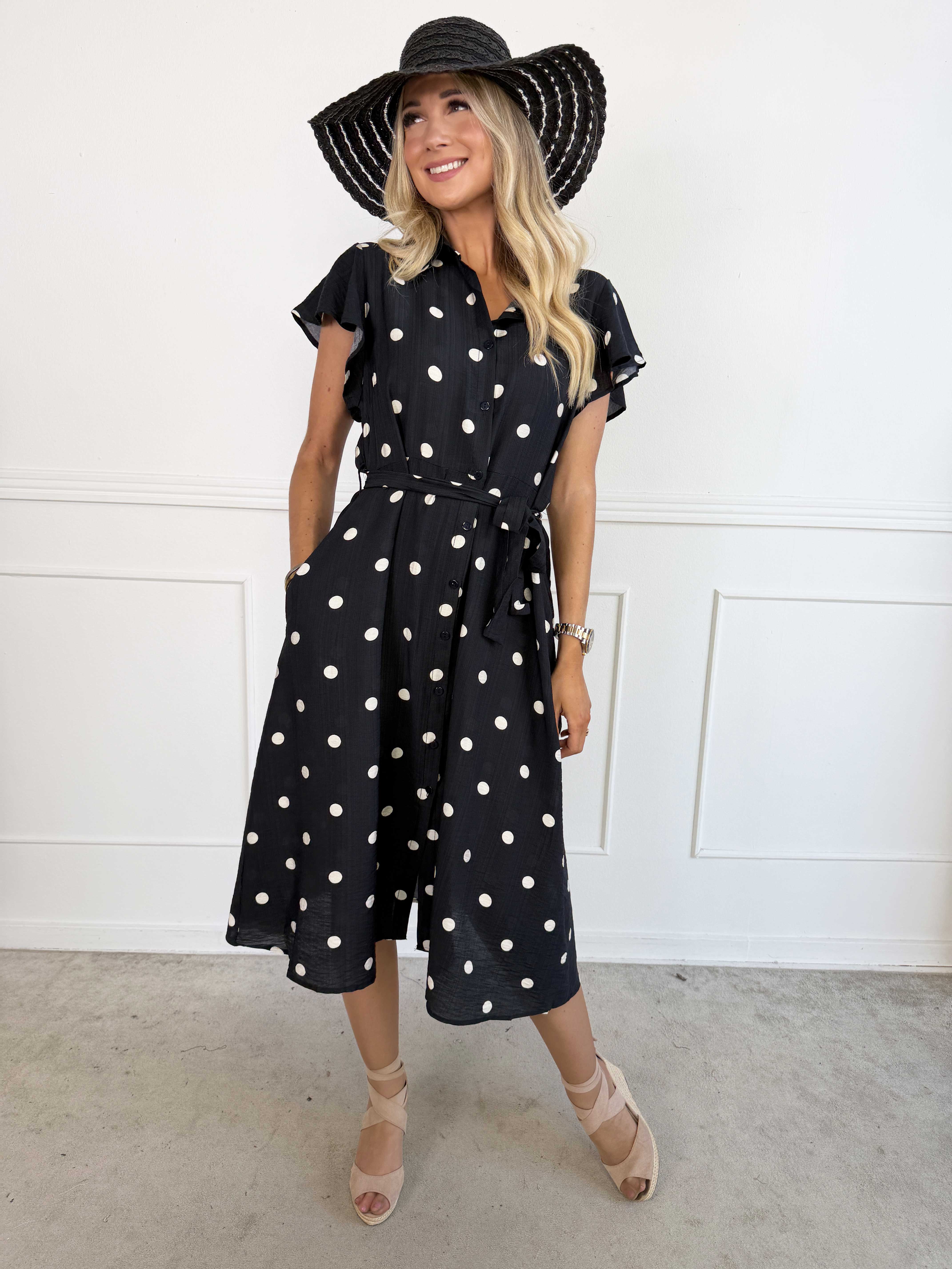 Tuva - Skjortekjole i viskose med flæseærmer og hvide prikker